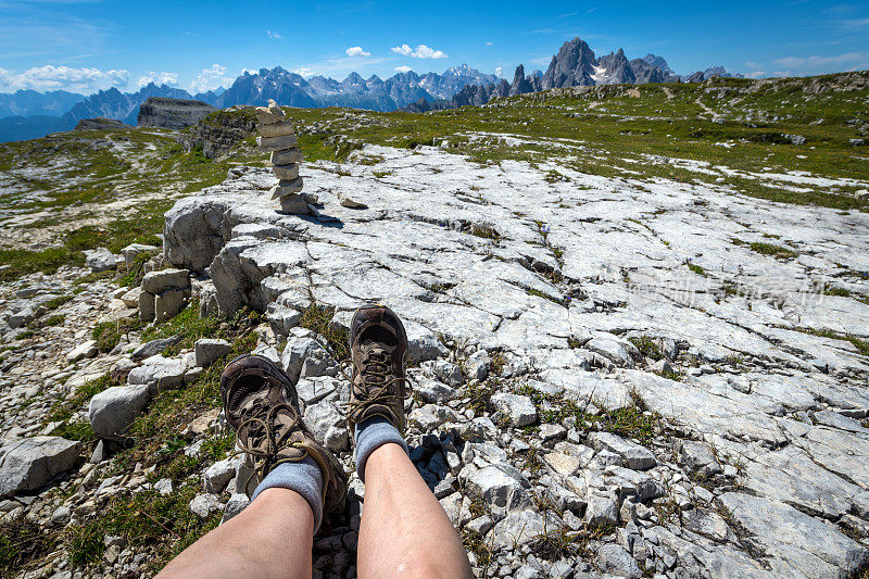 女人休息的特写，而徒步旅行周围的Tre Cime di Lavaredo在白云石，欧洲阿尔卑斯山，意大利